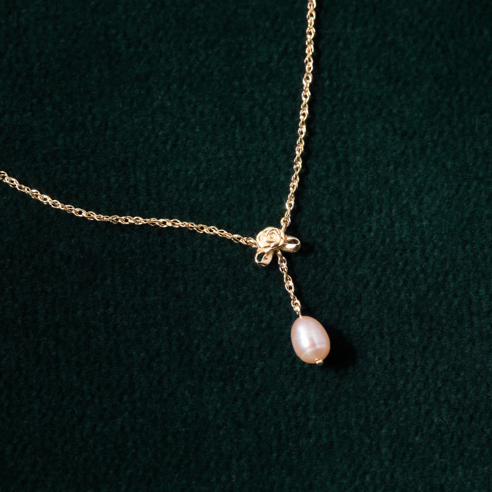 Rosette And Pearl Gold Necklace
